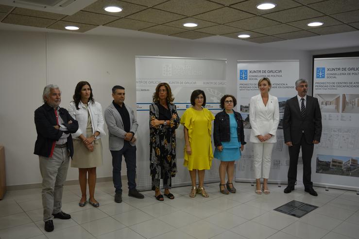 A conselleira de Política Social, Fabiola García, xunto a outras personalidades na presentación do novo centro de maiores de Ourense 
