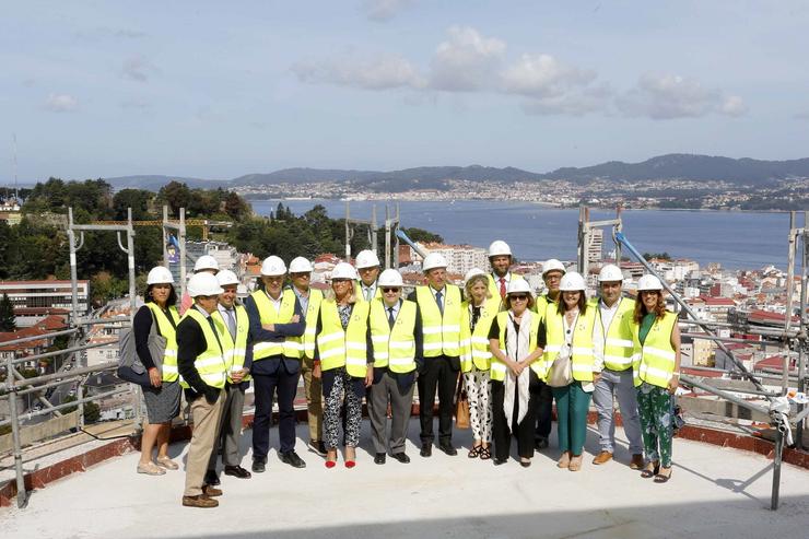 O director de Xustiza, Juan José Martín, e a delegada territorial, Corina Porro, visitaron o antigo hospital xunto ao arquitecto e colectivos que traballan neste ámbito. XUNTA / Europa Press