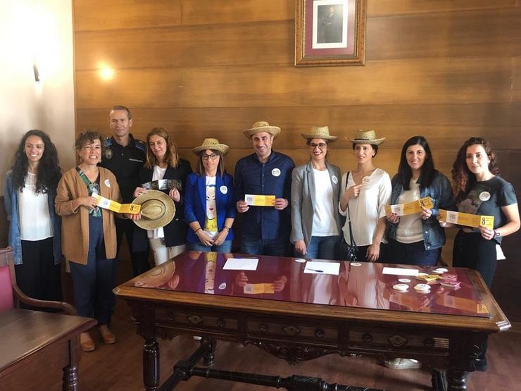 Técnicas da Deputación de Pontevedra explican a campaña de igualdade para festivais no Concello de Calda 
