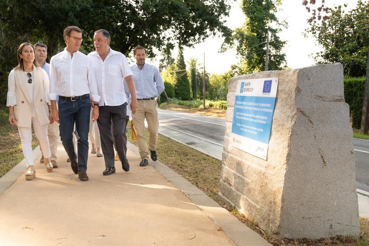 O presidente da Xunta, Alberto Núñez Feijóo, a conselleira de Infraestruturas e Mobilidade, Ethel Vázquez, e o alcalde de Oleiros (A Coruña), Anxo García Seoane 'Gelo', percorren a senda peonil entre Montrove e As Pedreiras. XUNTA DE GALICIA 