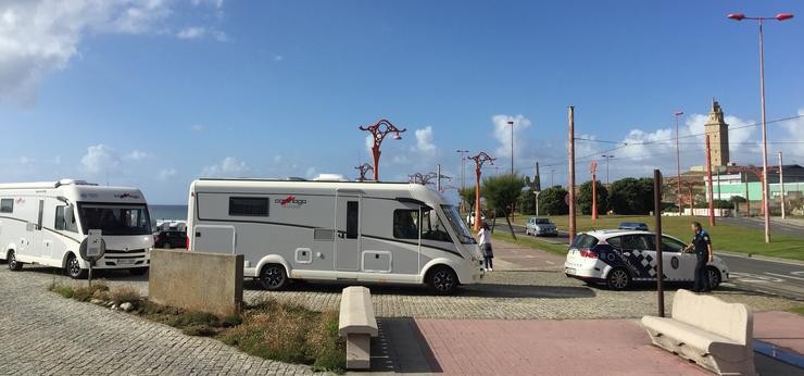 Imaxe das autocaravanas fronte á Torre de Hércules na Coruña.. RUTA DE AUTOCARAVANAS YAKART - Arquivo 