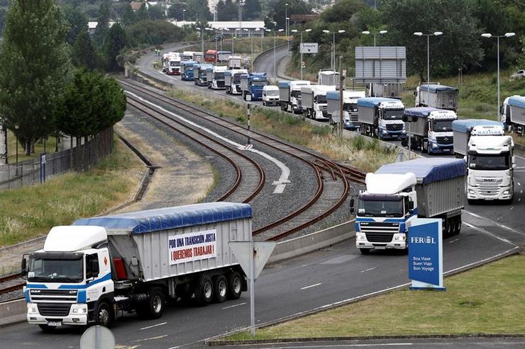 Caravana de camións dos transportistas de Endesa que reclaman carga de traballo 