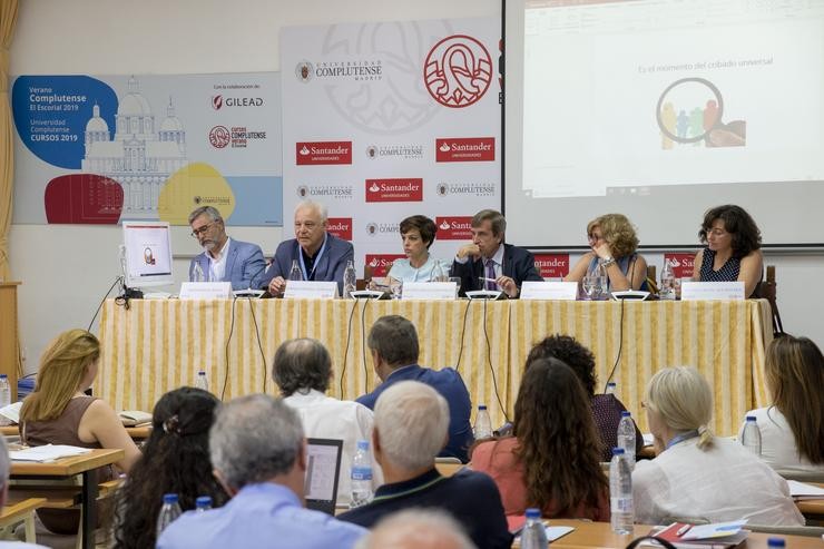 Mesa redonda durante o curso 'Retos en saúde pública para a enfermidade hepática: a enfermidade hepática e o seu contexto social', patrocinado por Gilead,  nos Cursos de Verán da Universidade Compluntense.. GILEAD 