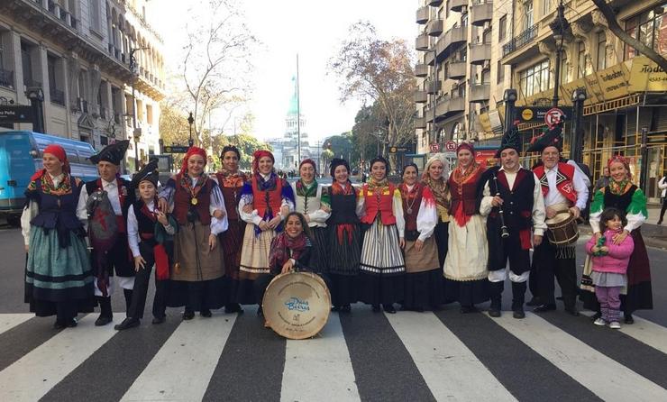 O grupo de música e baile da Federación de Asociacións Galegas en Bos Aires celebran o 125 aniversario da Avenida de Mayo da capital Arxentina 