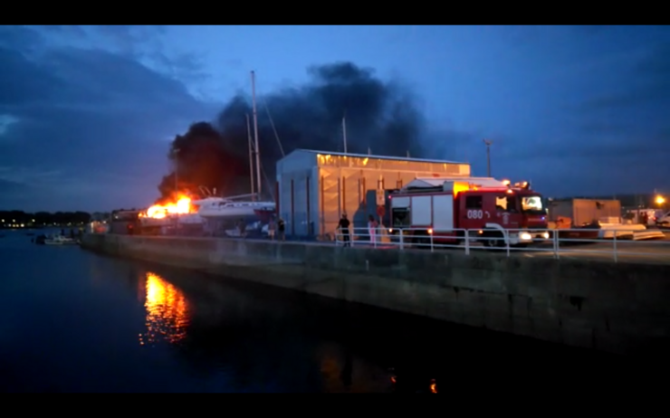 O barco en chamas no Porto de Ares