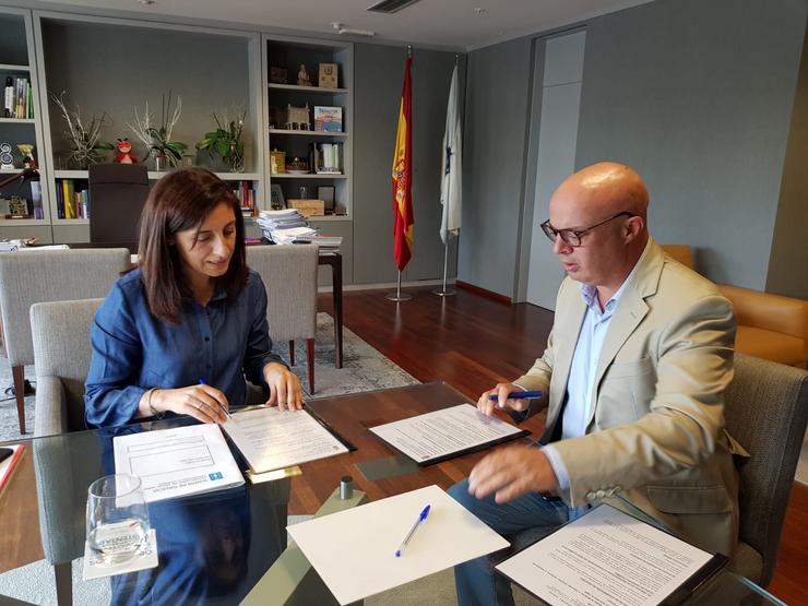A conselleira de Medio Ambiente, Anxos Vázquez, reúnese co alcalde da Gudiña, José María Lago.. XUNTA 