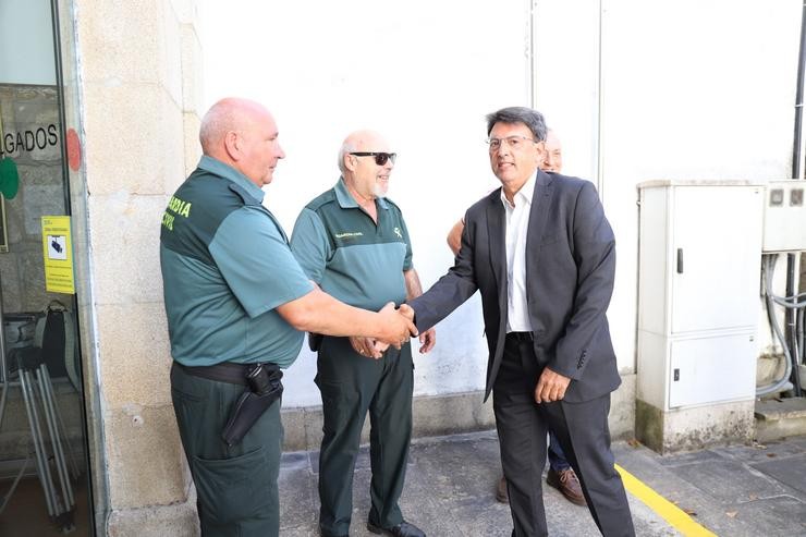 O director xeral de xustiza, Juan José Martín, e o xefe territorial da Consellería de Presidencia en Pontevedra, Ramón Pìñeiro, visitan os xulgados de Caldas de Reis. XUNTA 