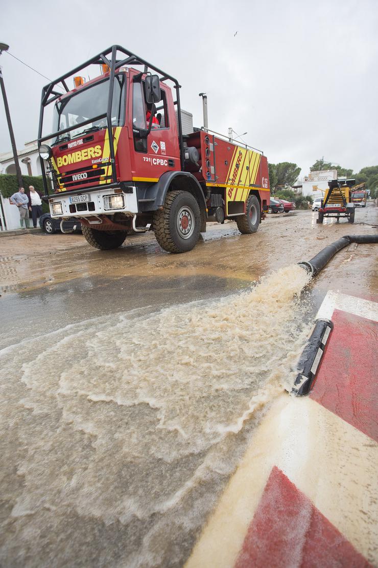 Bombeiros traballan achicando auga na localidade castellonenca de Alocéber.. José Luís García