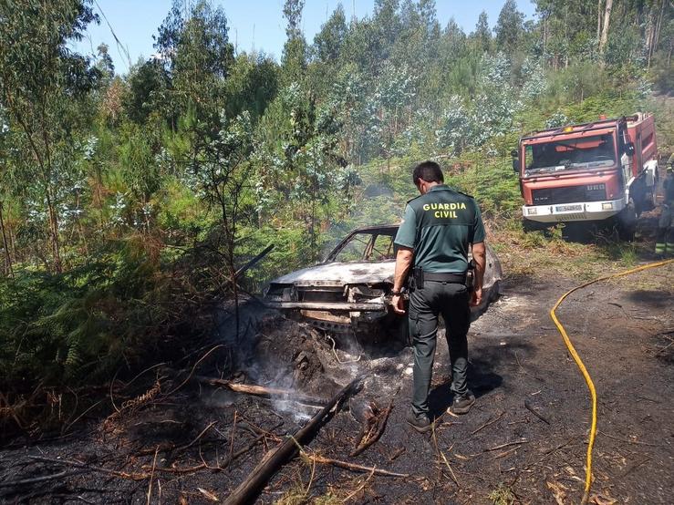 A Garda Civil investiga as circunstancias do incendio dun vehículo que apareceu totalmente calcinado en Poio (Pontevedra).. GARDA CIVIL 