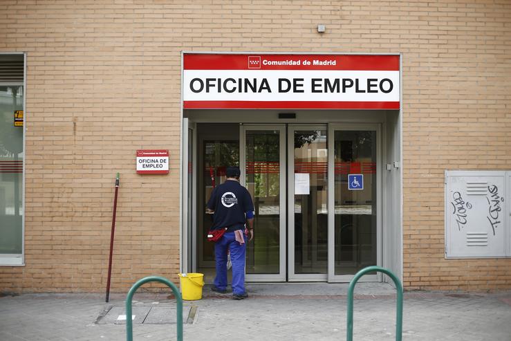 Un desempregado no paro vai a oficina de emprego 