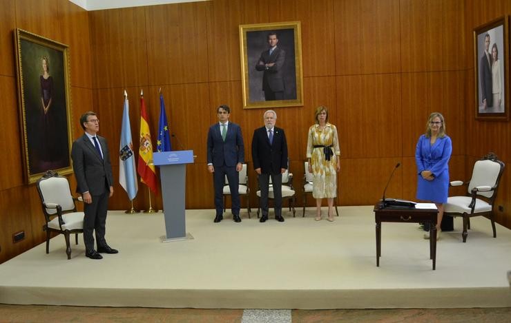 De esquerda a dereita: o presidente da Xunta, Alberto Núñez Feijóo; o vicepresidente do Parlamento de Galicia, Diego Calvo; o presidente, Miguel Anxo Santalices; a secretaria, Raquel Arias; e a valedora do Pobo, María Dores Fernández Galiño.. PARLAMENTO DE GALICIA 