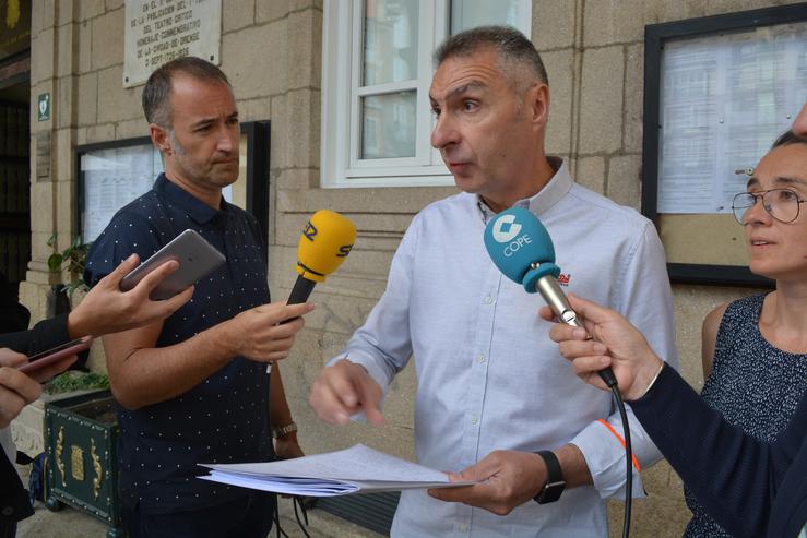 O portavoz municipal do BNG, Luís Seara, atende aos medios en Ourense.