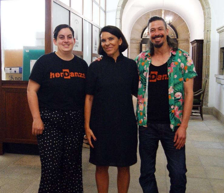 A Concelleira de Urbanismo, Vivenda, Cidade Histórica e Acción Cultural, Mercedes Rosón, xunto cos portavoces do festival Herdanza, Isabel Sáncheez e Leodán Rodríguez.. CONCELLO 
