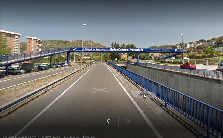 Pasarela sobre a N-120, preto da Estación de Autobuses de Ourense / Google maps