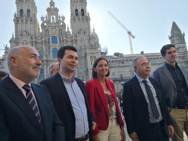 O delegado do Goberno, o secretario xeral do PSdeG, a ministra de Industria e o alcalde de Santiago 