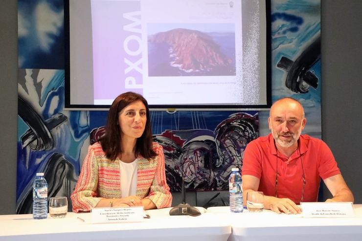 Ángeles Vázquez, xunto ao alcalde de Fisterra. / Europa Press