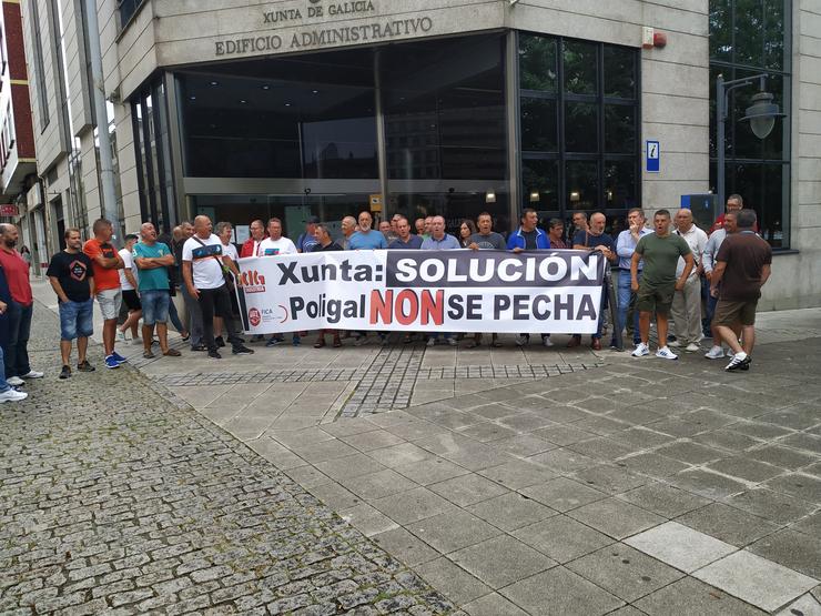 Concentración de ex-traballadores de Poligal diante da Xunta en Ferrol. 