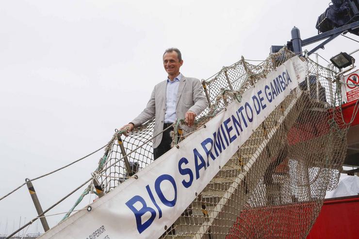 O ministro de Ciencia e Universidades en funcións, Pedro Duque, durante a súa visita ao BIO ?Sarmiento de Gamboa? en Vigo antes de partir para a realización da Campaña Blue-Nodules.. Marta Vázquez Rodríguez - Europa Press / Europa Press