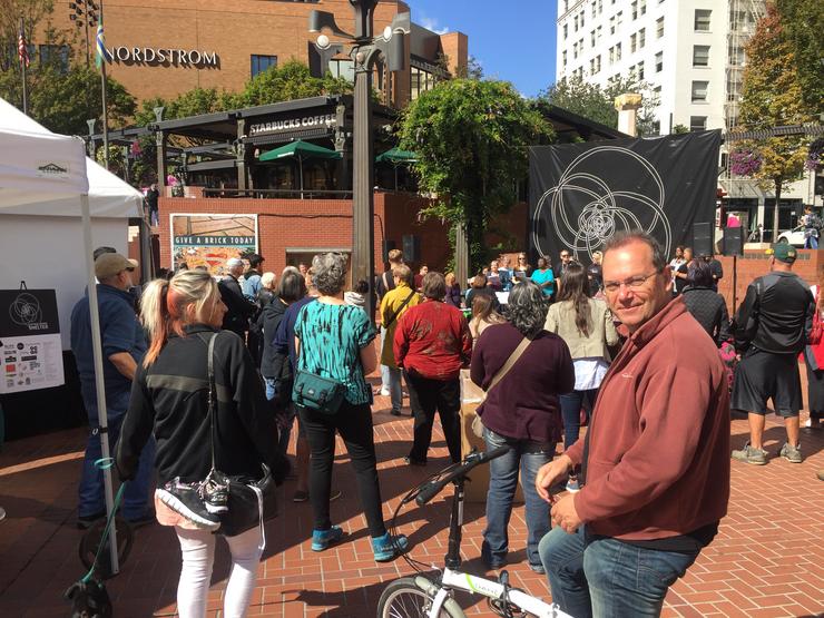 Gozando da empatía musical na Pioneer Courthouse Square de Portland