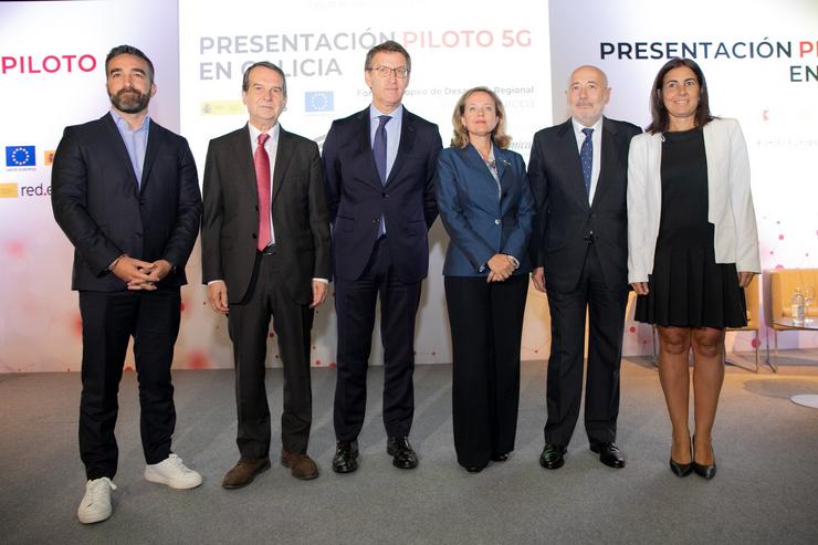 O alcalde de Vigo, Abel Caballero; o presidente da Xunta, Alberto Núñez Feijóo; a ministra de Economía e Empresa, Nadia Calviño; e outras autoridades, na presentación do proxecto 5G en Galicia liderado por Telefónica.. TELEFÓNICA / Europa Press