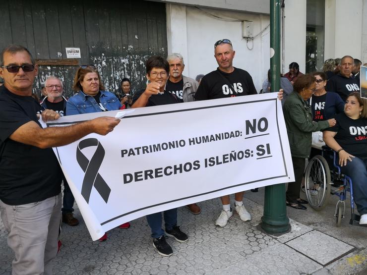Veciños da illa de Ons protestan ante o Parlamento de Galicia / Europa Press