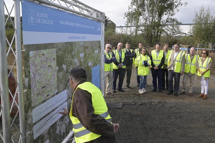 A conselleira de Infraestruturas, Ethel Vázquez, e o alcalde de Oleiros, Anxo García Seoane, visitan as obras dun novo tramo da Vía Ártabra. CONSELLERIA DE INFRAESTRUTURAS