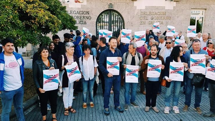 Protesta da Mesa pola Normalización diante da Deputación da Coruña 