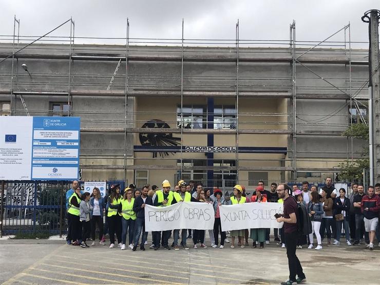 Protesta ante o CEIP de Cervo. BNG / Europa Press
