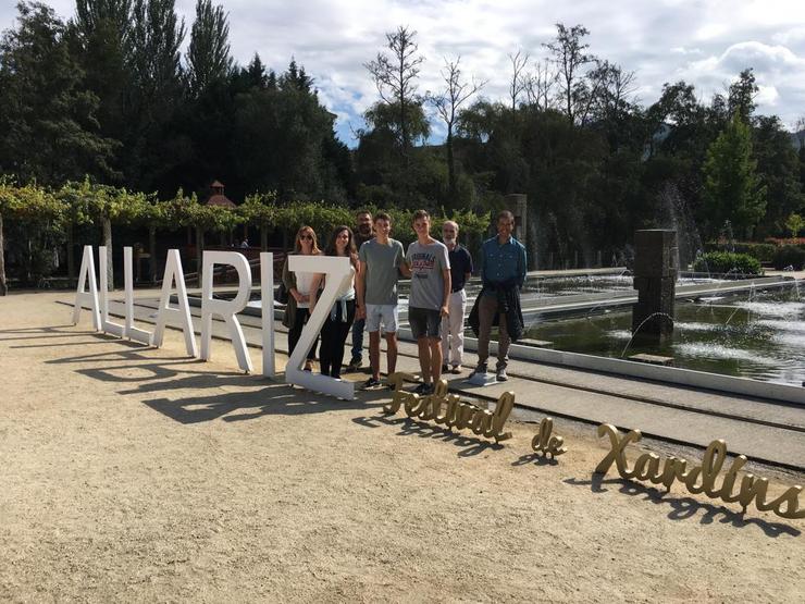 Alumnos e titor de visita no Festival de Xardíns. Foto: Prensa Concello de Allariz