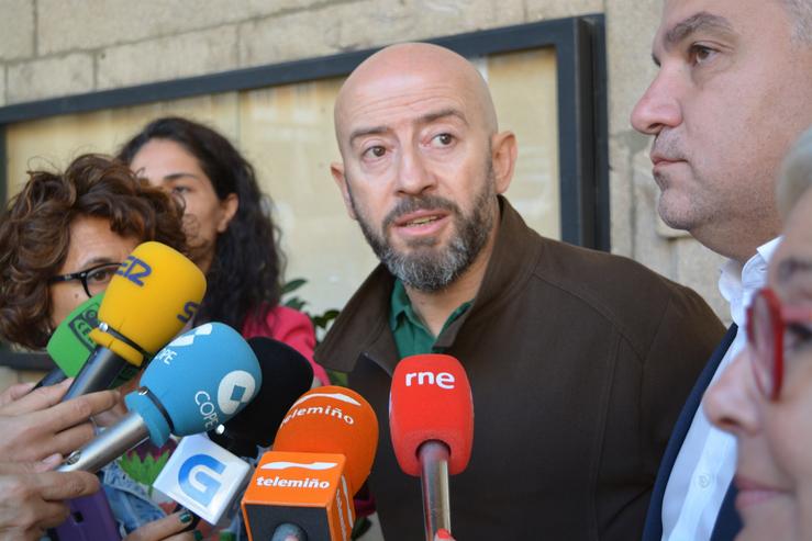 O portavoz de Ciudadanos Ourense, José Araújo, ofrece declaracións aos medios / Europa Press.