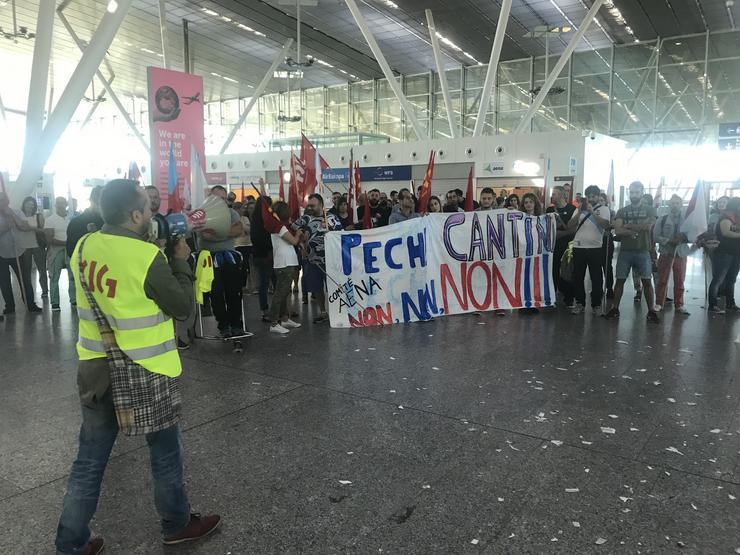 Primeira xornada de folga no Aeroporto de Santiago.. CIG