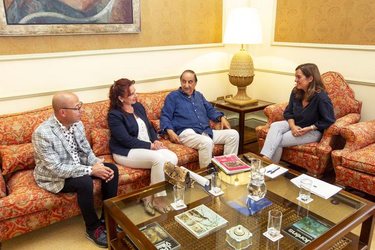 A alcaldesa, Inés Rei, reúnese con representantesde a Federación de Comercio. CONCELLO DA CORUÑA 