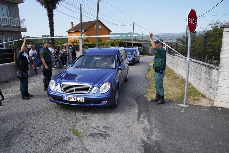 Saída dun coche fúnebre co corpo dunha das vítimas do tiple crime no concello de Valga na provincia de Valga. Un home de 45 anos, identificado como José Luís Abet, declarouse o autor do asasinato nun posto da Garda  