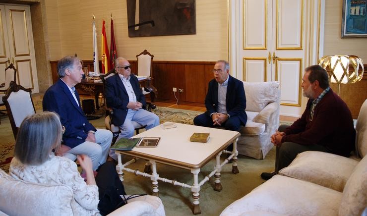 O alcalde de Santiago, Xosé Sánchez Bugallo, reúnese co padroado do Museo do Pobo Galego. CONCELLO DE SANTIAGO 