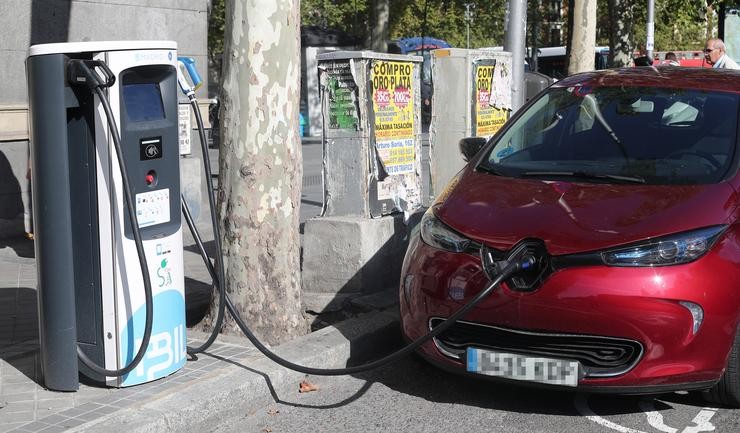 Un coche cárgase nun punto de recarga para coches eléctricos / Eduardo Parra