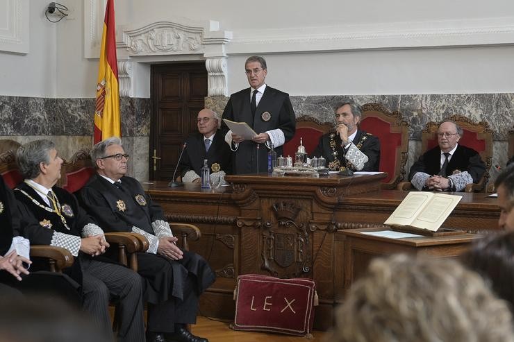 O presidente do Tribunal Supremo (TS) e do Consello Xeral do Poder Xudicial (CGPJ), Carlos Lesmes (d), preside no Palacio de Xustiza da Coruña, a toma de posesión do novo presidente do Tribunal Superior de Xustiza de Galicia (TSXG), José Mar / EP