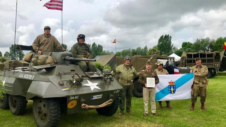 Blindado 'M8' do US Army durante os actos conmemorativos do 75º aniversario do desembarco de Normandía, xunto a unha bandeira de Galicia.. AUTOMÓBIL CLUB DE GALICIA 