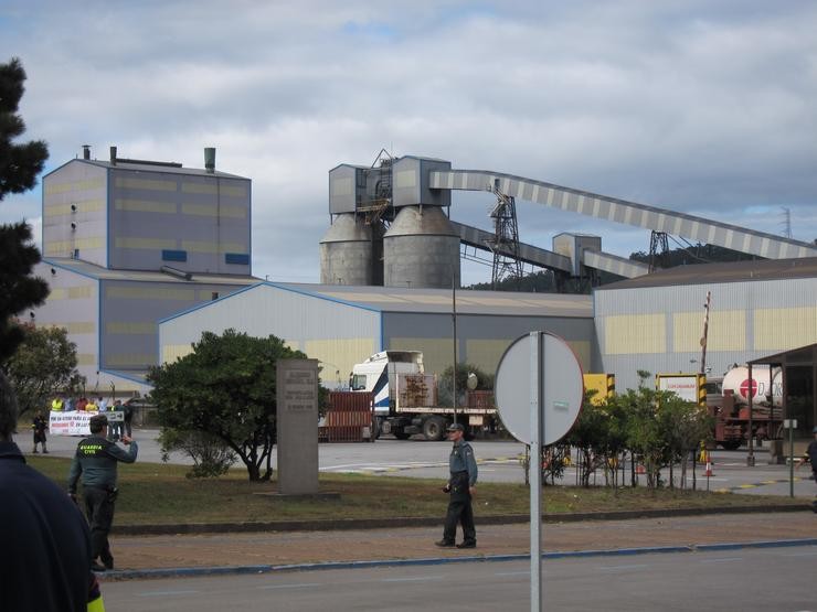 Vista da factoría de Alcoa en San Cibrao, en Cervo (Lugo) 