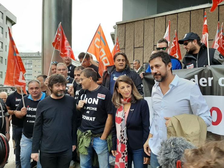 Os deputados do Grupo Confederal de Unidas Podemos Rafa Mayoral, Yolanda Díaz e Antón Gómez-Reino nunha concentración con sindicatos 