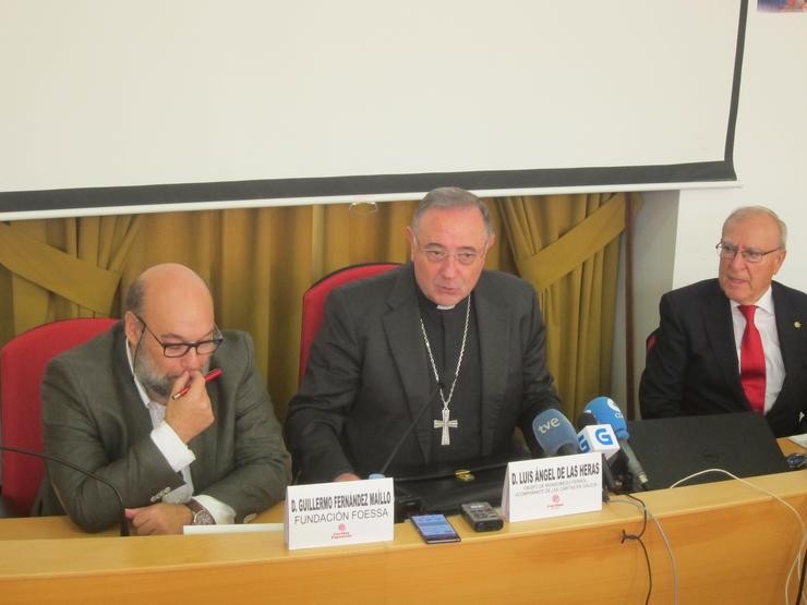 Guillermo Fernández Maíllo (esq) e o bispo de Mondoñedo, Luís Anxo das Heras, presentan o informe da Fundación Foessa 