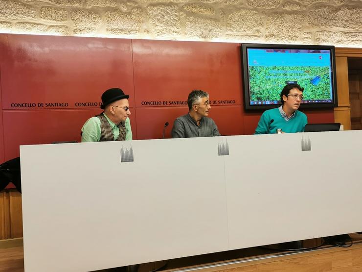 De esquerda a dereita: o vocalista de Immaculate Fools, Kevin Weatherill, o concelleiro de Medio Rural de Santiago, José Manuel Pichel, e o director da feira Ficrural, Aser Álvarez, en rolda de prensa. 