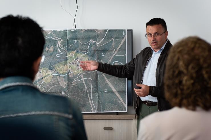 O conselleiro do Medio Rural, José González, con veciños de Monterrei (Ourense).. XUNTA 