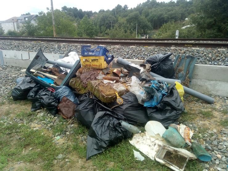 Lixo recollido por Adega Ourense aos pés das vías do ferrocarril 