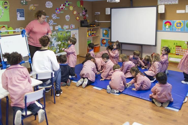 Docente nunha aula. EUROPA PRESS - Arquivo