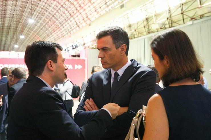 O secretario xeral do PSdeG, Gonzalo Caballero, fala co presidente do Goberno en funcións, Pedro Sánchez, no acto de presentación de medidas do PSOE en Madrid. PSDEG 