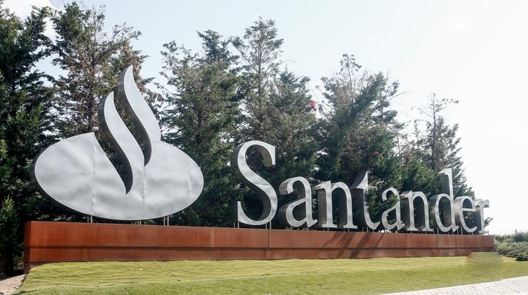 Cartel do Banco Santander na Cidade Grupo Santander (Comunidade de Madrid). Ricardo Rubio - Europa Press - Arquivo