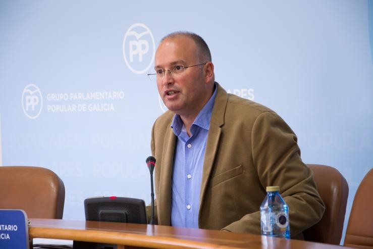 O secretario xeral do PPdeG, Miguel Tellado, en rolda de prensa no Parlamento de Galicia 