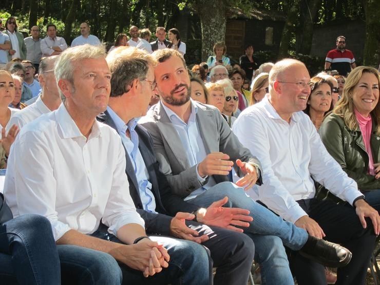 Alfonso Rueda, Alberto Núñez Feijóo e Pablo Casado, no acto de inicio do curso político do PPdeG en Cerdedo-Cotobade.. PAULA JUSTO-EUROPA PRESS