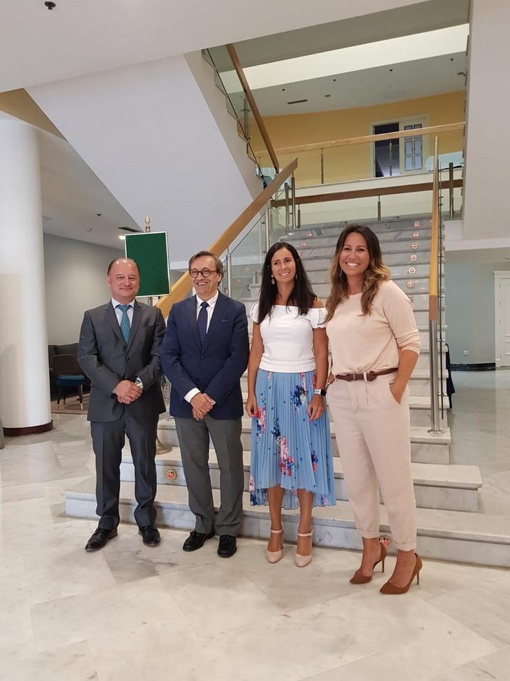 A deputada de Ciudadanos Beatriz Pino reuniuse coa presidenta do Círculo de Empresarios, Patricia García 