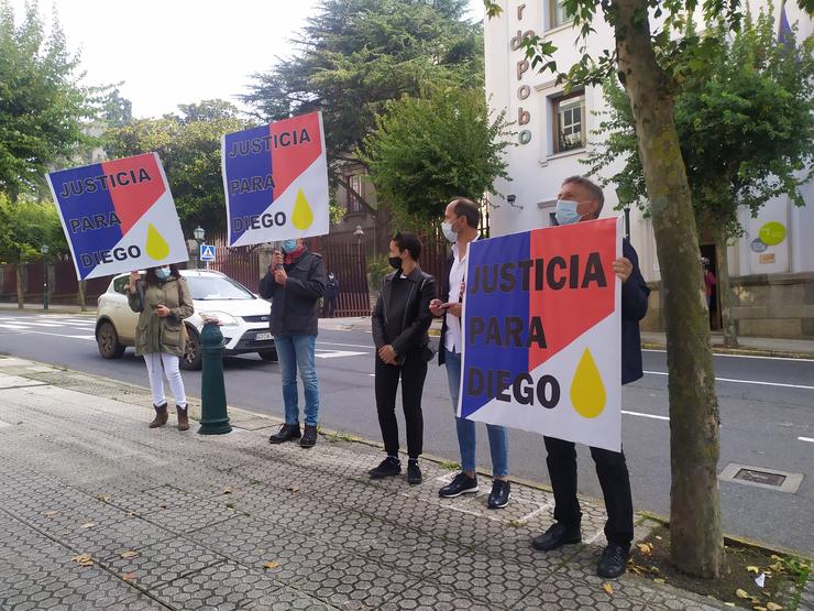 Familiares e achegados de Diego Bello ás portas do Valedor do Pobo antes de reunirse coa titular da institución, María Dores Fernández Galiño 